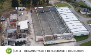 Chantier de désamiantage d'un site industriel en Normandie